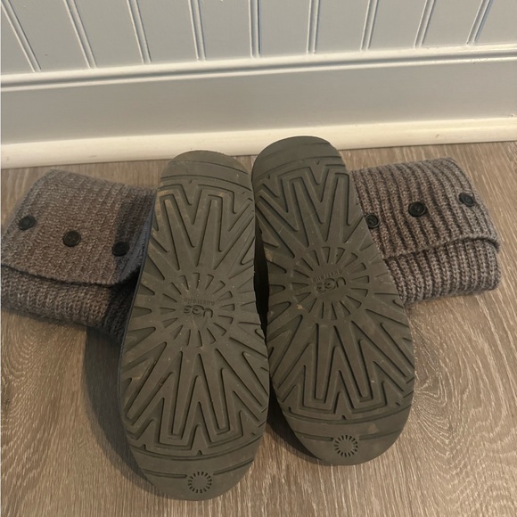 Women’s grey sweater uggs. Used but in good condition! - Picture 5 of 5